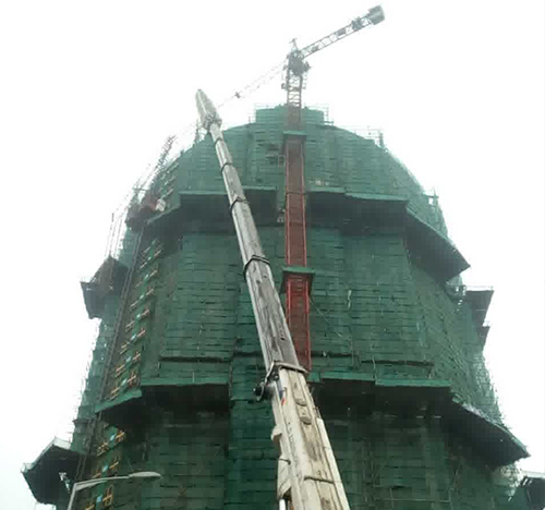 阿坝吊车在工地上作业
